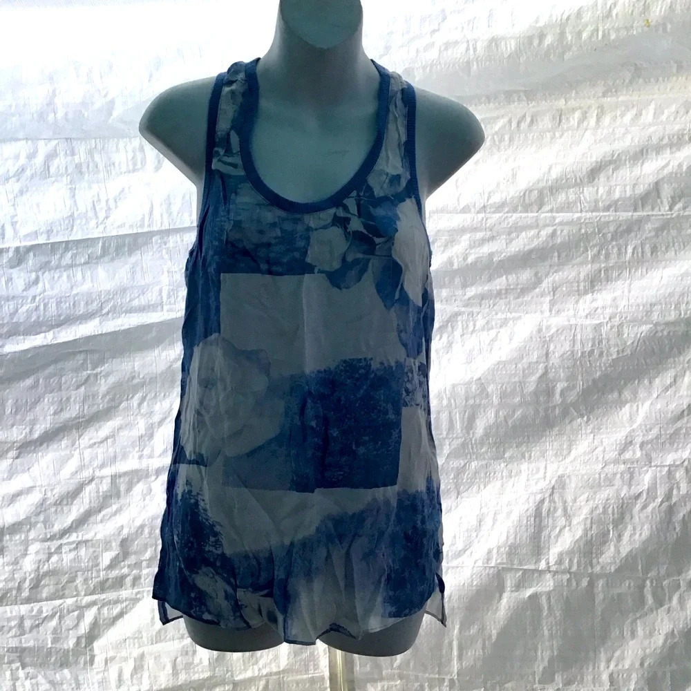Top without tags size medium. (Box AA )